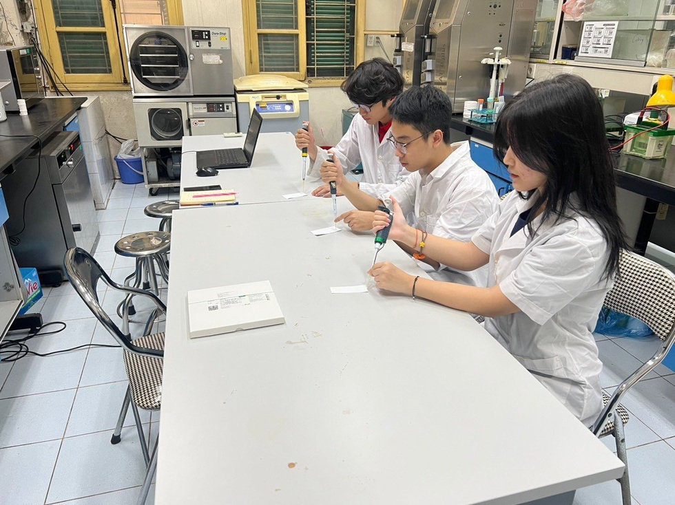 Nhờ cách chữa viêm khớp độc lạ, nam sinh 17 tuổi giành HCV cuộc thi quốc tế - 1 Nhờ cách chữa viêm khớp độc lạ, nam sinh 17 tuổi giành HCV cuộc thi quốc tế - 1