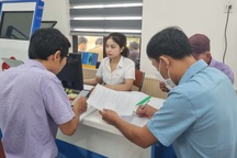 Nghe tin đồn thất thiệt, người dân đổ xô đi làm thủ tục đất đai