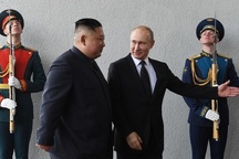 Chuyên gia “giải mã” cử chỉ của ông Kim và ông Putin trong cuộc gặp lịch sử