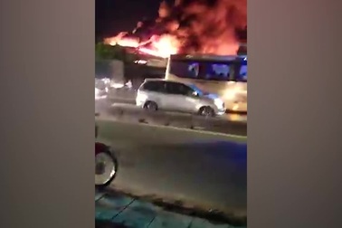 Xưởng vải cháy ngùn ngụt ở ngoại ô Sài Gòn