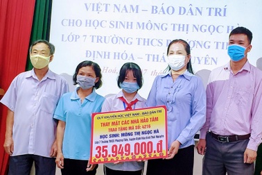 Hàng chục triệu đồng trao tặng các em học sinh có hoàn cảnh éo le