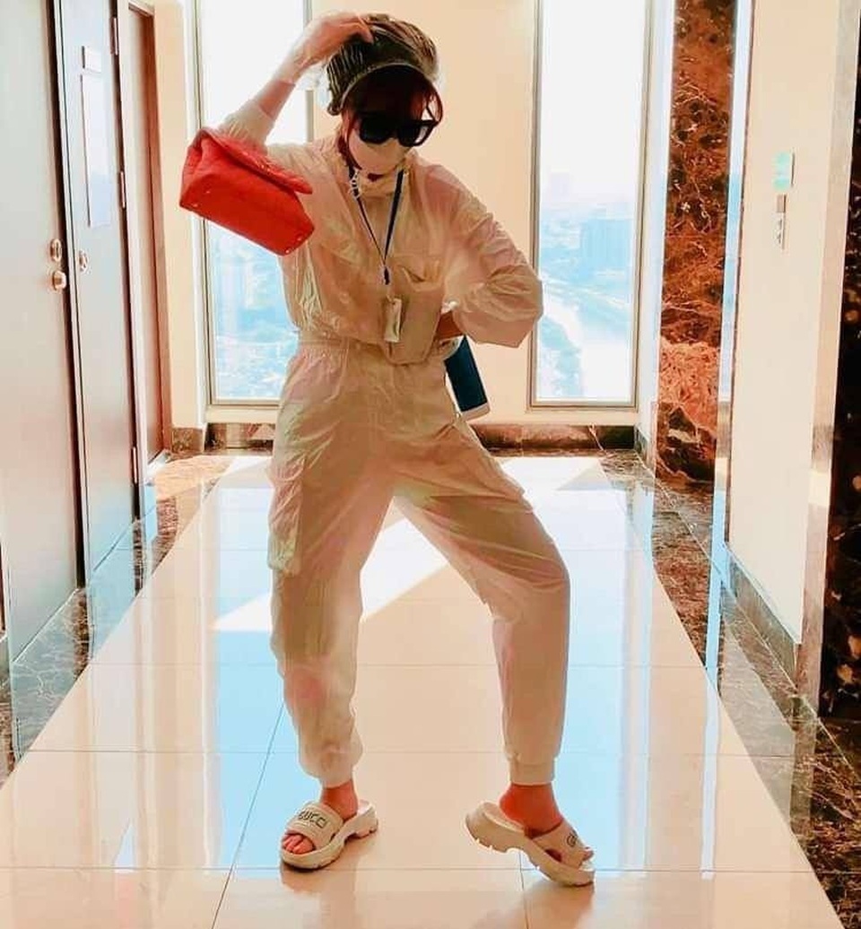 Muôn kiểu chống dịch cực “độc” của sao Việt, đeo khẩu trang cho cả cún cưng - 1