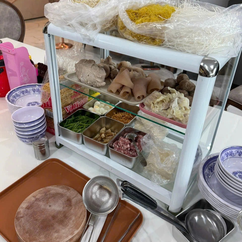 Người mẹ ở TPHCM chi tiền dựng quán vỉa hè ở bếp, “chơi đồ hàng” cùng con - 4
