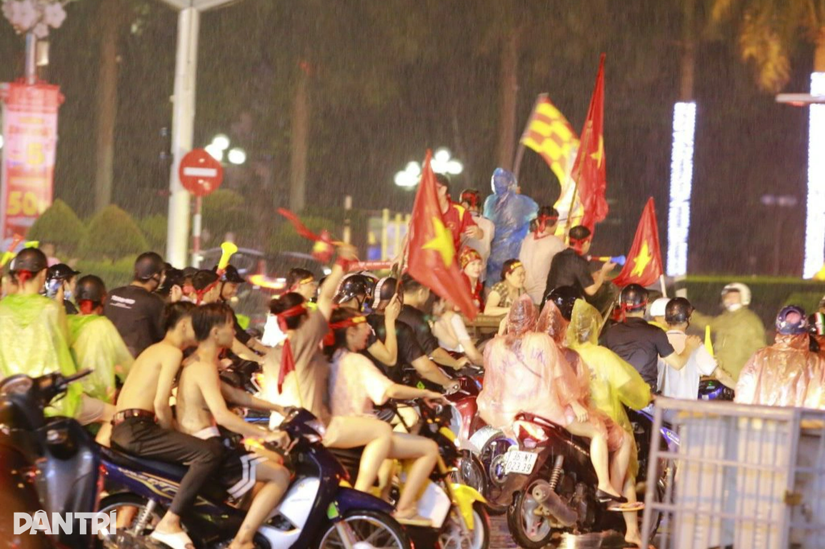 Người hâm mộ nhuộm đỏ mọi nẻo đường mừng Việt Nam vô địch - 15 Người hâm mộ nhuộm đỏ mọi nẻo đường mừng Việt Nam vô địch - 15
