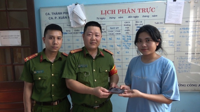 Công an phường Xuân Phú (TP Huế) trao trả lại tài sản bị đánh rơi cho em Nay H’ Luyên