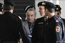 Những “khuất tất” trong vụ cha hãm hiếp, giam cầm con 24 năm ở Áo (1)