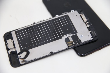 Mở máy, khám phá bên trong iPhone 7 và 7 Plus màu Jet Black đầu tiên tại Việt Nam