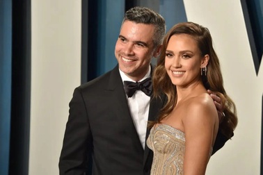 "Thiên thần bóng tối" Jessica Alba xem chồng như "bạn cùng phòng"