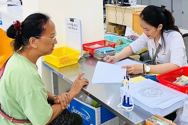 Người từ 75 tuổi không có lương hưu được cấp bảo hiểm y tế miễn phí