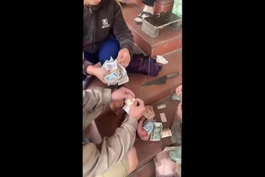 "Khui" số tiền được cụ bà cất giữ trong nhiều năm qua.