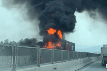 Xe container cháy ngùn ngụt trên cao tốc Bắc - Nam gần hầm Thần Vũ