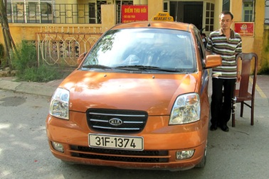 Tạm giữ tài xế taxi hất CSGT lên nắp capo