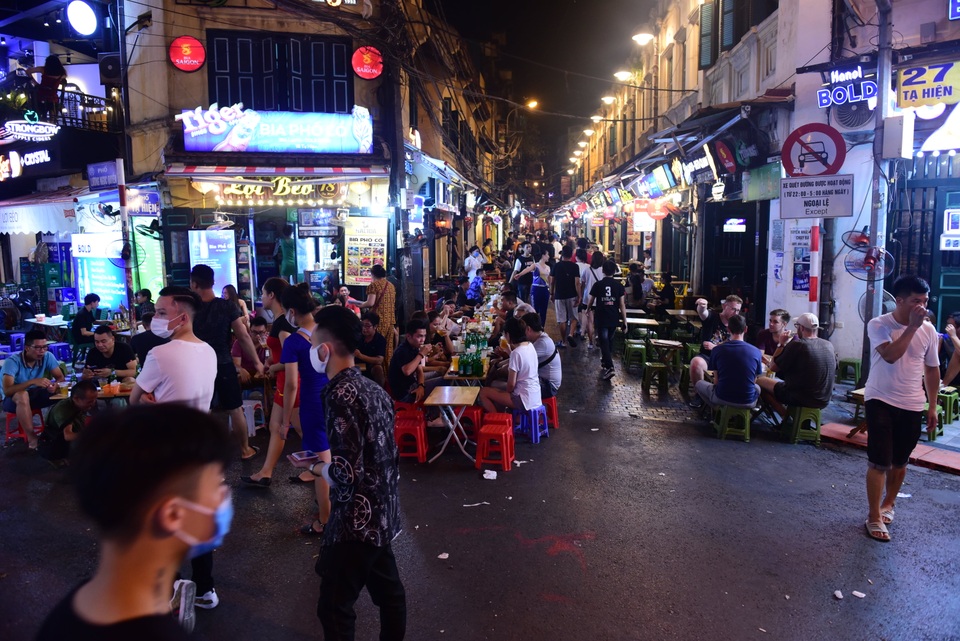 Sát giờ đóng cửa chống Covid-19, phố bia Tạ Hiện vẫn tưng bừng, nhộn nhịp - 2 Sát giờ đóng cửa chống Covid-19, phố bia Tạ Hiện vẫn tưng bừng, nhộn nhịp - 2