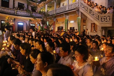 Hơn 3.000 người thắp nến cầu an