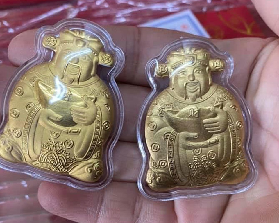 Thần Tài, trâu vàng Trung Quốc tràn sang chợ Việt giá siêu rẻ, 10.000 đồng/sản phẩm - 2 Thần Tài, trâu vàng Trung Quốc tràn sang chợ Việt giá siêu rẻ, 10.000 đồng/sản phẩm - 2