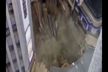 Video đường 4 làn sụt lún tạo thành hố khổng lồ