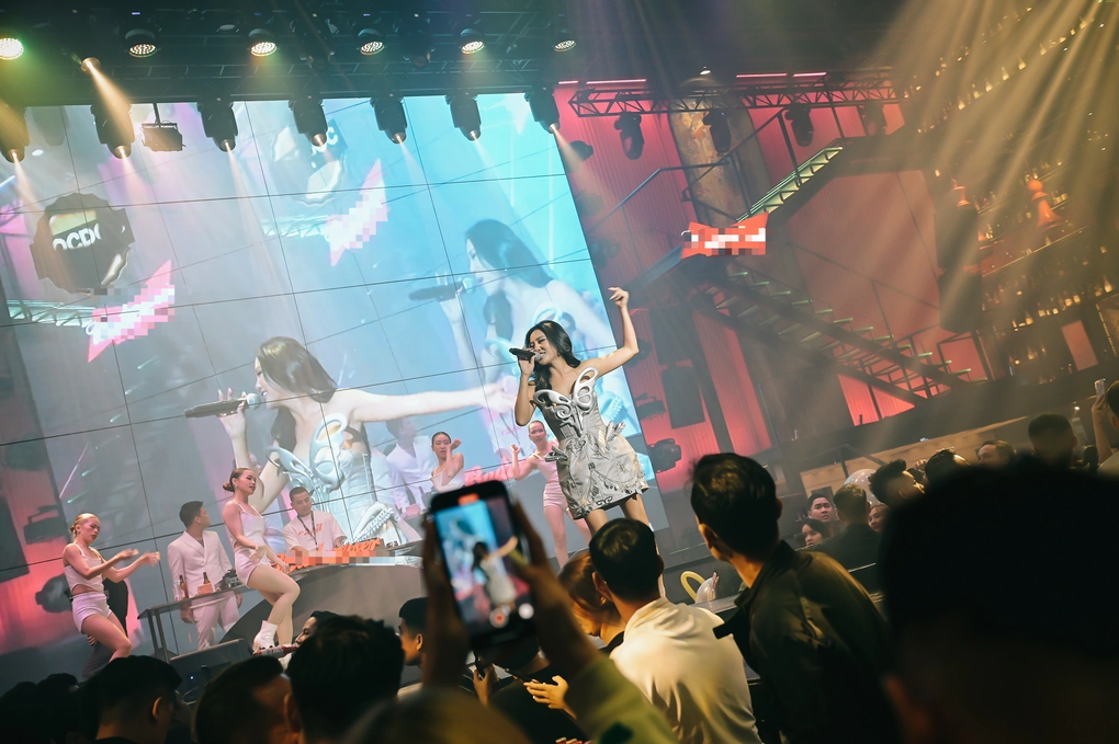 Văn Mai Hương tái xuất xinh đẹp và lôi cuốn - 2