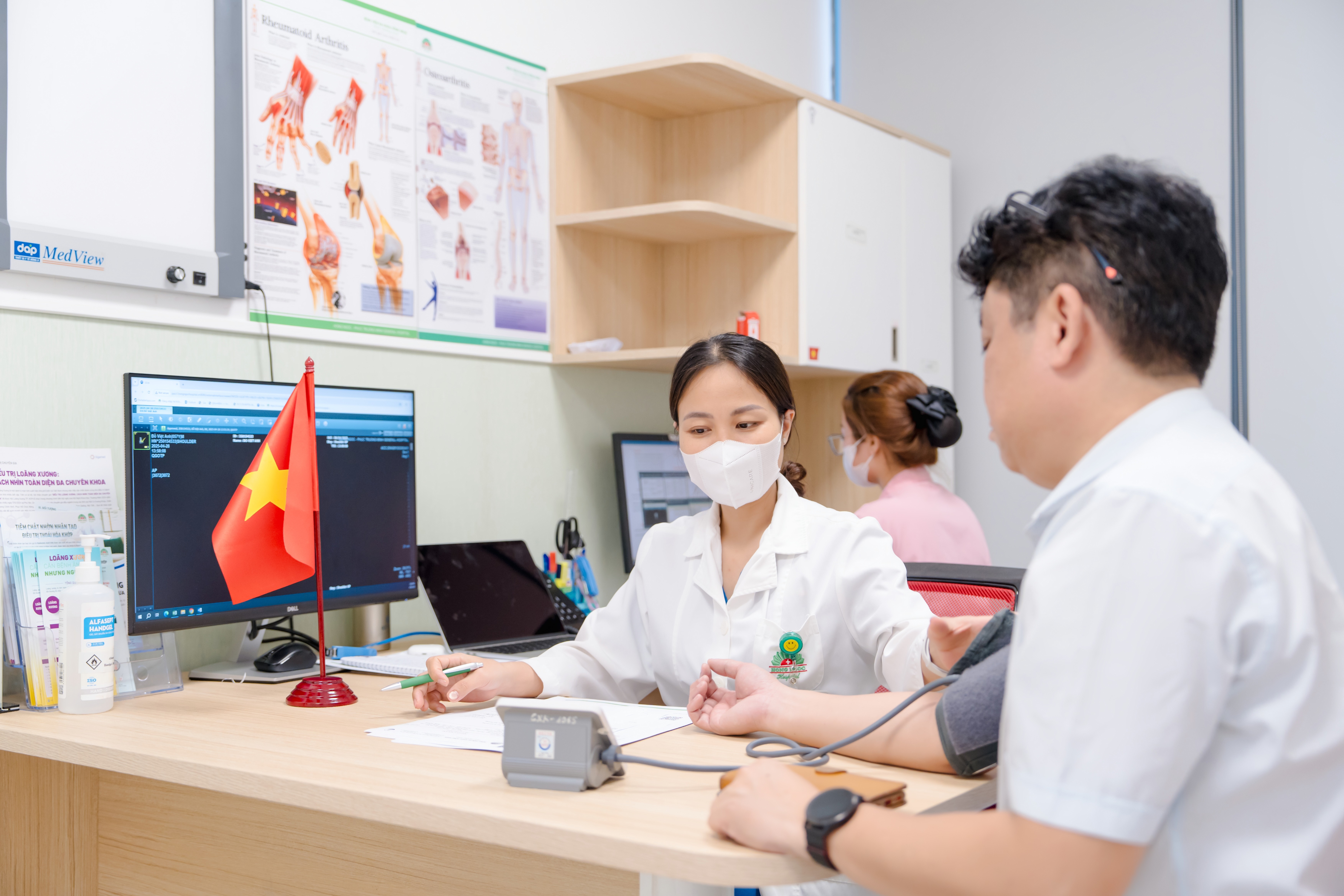 Sau buổi nhậu, người đàn ông đau khớp gối dữ dội, không đi lại được - 1