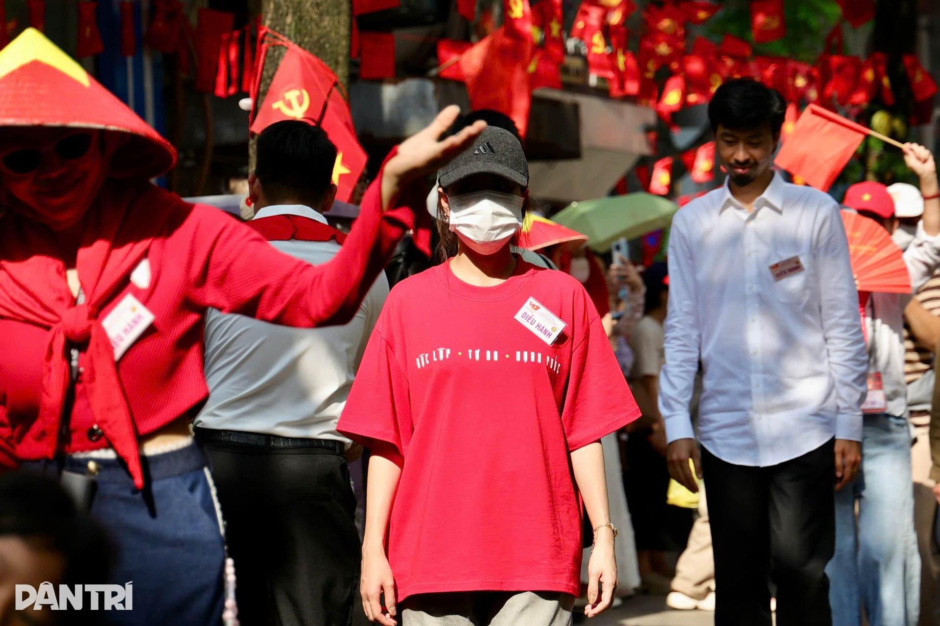 Khoảnh khắc đáng yêu Hoàng Thùy Linh và Đen Vâu cùng tập luyện cho A80 - 2