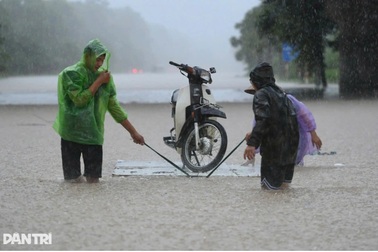 Loạt trường học ở Hà Nội phát thông báo khẩn vì "đường ngập như sông"