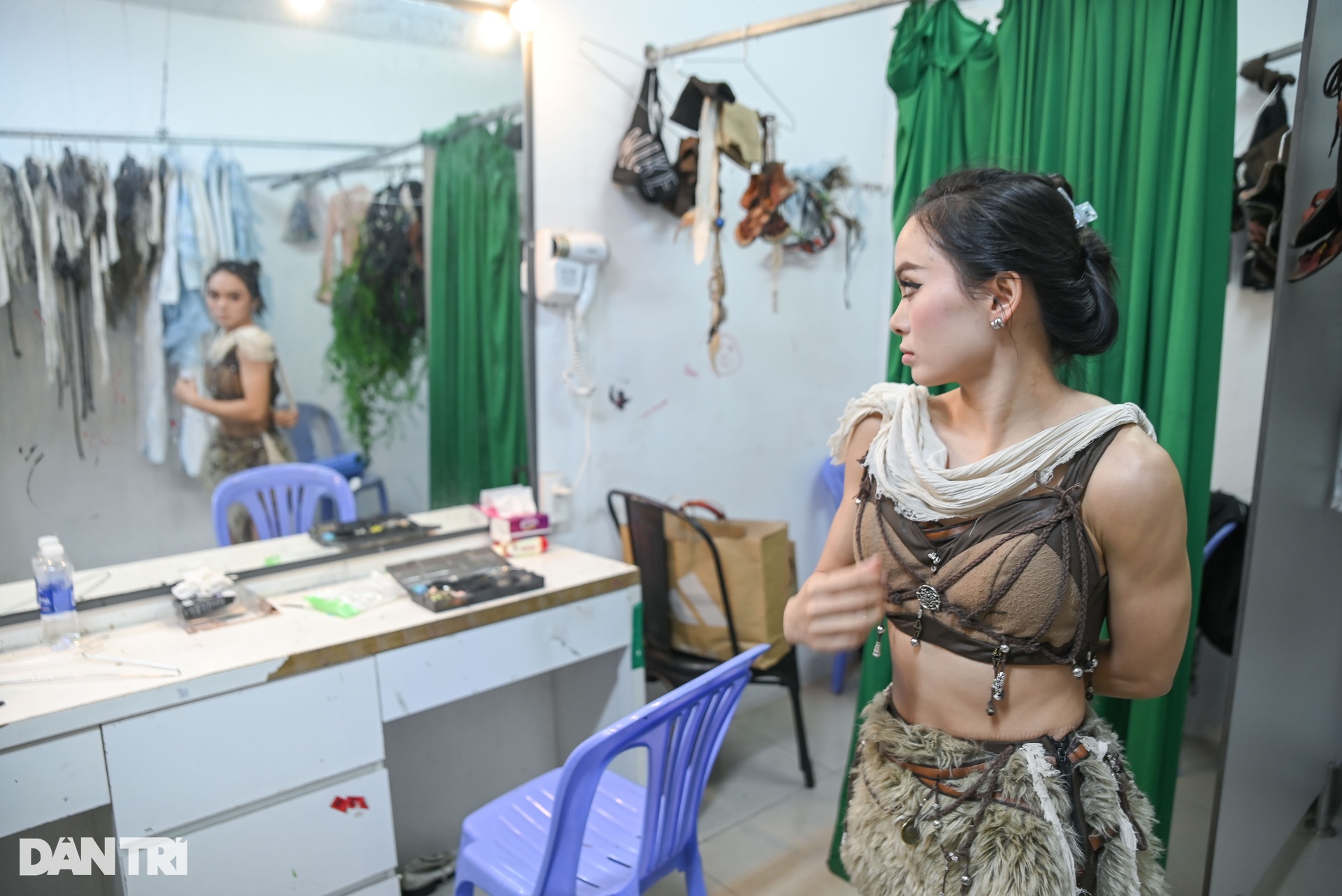 Cuộc sống trong căn phòng 4m2 của mỹ nhân mét rưỡi làm nghề... liều mạng - 12 Cuộc sống trong căn phòng 4m2 của mỹ nhân mét rưỡi làm nghề... liều mạng - 12