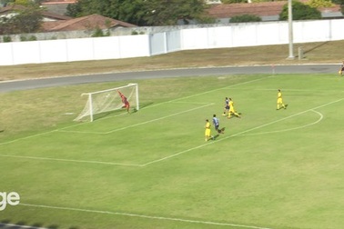 Hậu vệ chuyền bóng lỗi, vô tình trở thành siêu phẩm