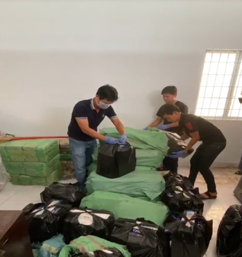 Gặp công an, bỏ xe ô tô và cả 9.000 bao thuốc lá lậu… chạy thoát thân - 2 Gặp công an, bỏ xe ô tô và cả 9.000 bao thuốc lá lậu… chạy thoát thân - 2