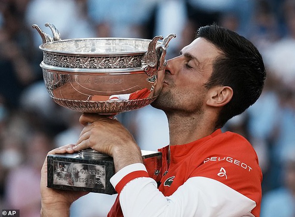 Novak Djokovic vô địch Roland Garros: Bông hoa nở trên đá - 1 Novak Djokovic vô địch Roland Garros: Bông hoa nở trên đá - 1