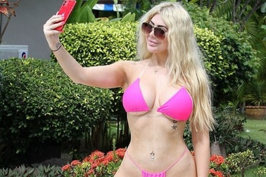 Chloe Ferry khoe thân hình "dao kéo"