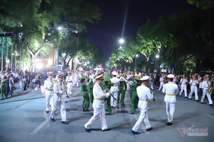Đại tướng Tô Lâm say sưa hoà cùng dòng người thưởng thức dàn kèn bên Hồ Gươm - Ảnh 21. Đại tướng Tô Lâm say sưa hoà cùng dòng người thưởng thức dàn kèn bên Hồ Gươm - Ảnh 21.