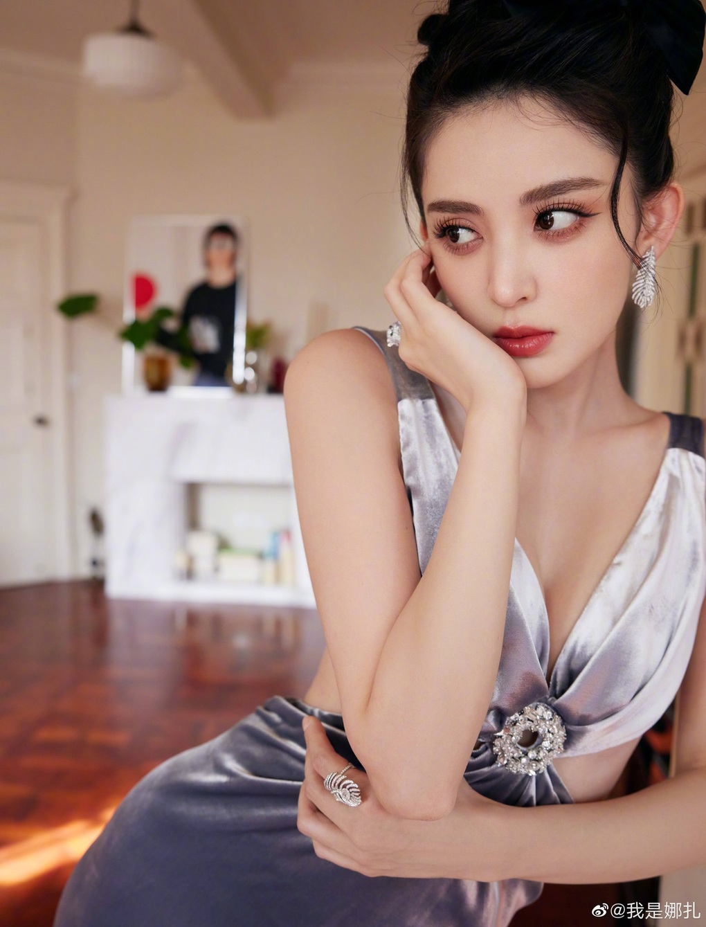 Vận đen của mỹ nhân Tân Cương Cổ Lực Na Trát sau bê bối tình cảm - 2 Vận đen của mỹ nhân Tân Cương Cổ Lực Na Trát sau bê bối tình cảm - 2