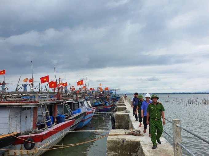 Kêu gọi tàu, thuyền vào nơi tránh, trú an toàn