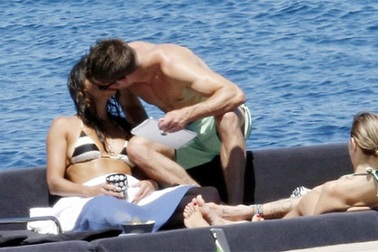 Zac Efron tình tứ người đẹp lưỡng tính hơn 9 tuổi 