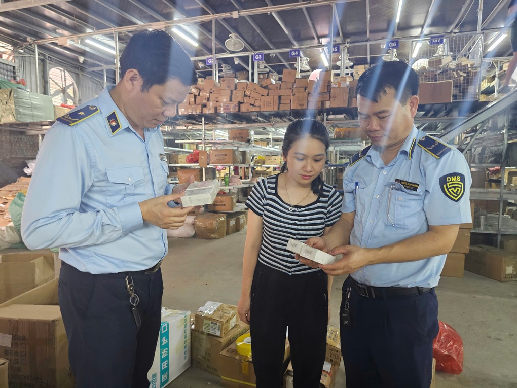 Hà Nội siết chặt kiểm soát thuốc giả, mỹ phẩm và thực phẩm bảo vệ sức khỏe - 1