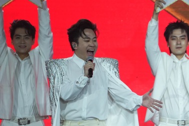 Tùng Dương lần đầu kết hợp cùng dàn "anh trai", gây xúc động tại Sóng 25