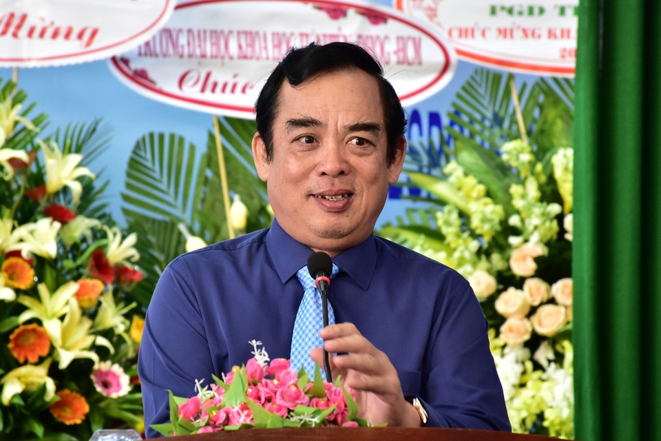 Các em sinh viên nỗ lực phấn đấu hôm nay sẽ được đền đáp ở tương lai - 2 Các em sinh viên nỗ lực phấn đấu hôm nay sẽ được đền đáp ở tương lai - 2