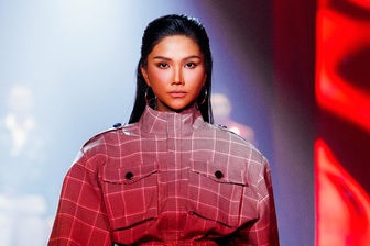 H'Hen Niê tái xuất sàn diễn, nhan sắc "mẹ bỉm sữa" gây chú ý