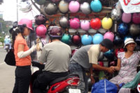 Người Sài Gòn thích nghi với mũ bảo hiểm