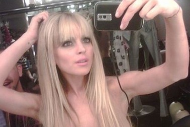 Lindsay Lohan tự “khoe” ảnh nóng