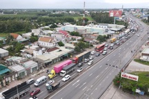 Người dân quay lại TPHCM sớm, quốc lộ 51 ùn tắc kéo dài