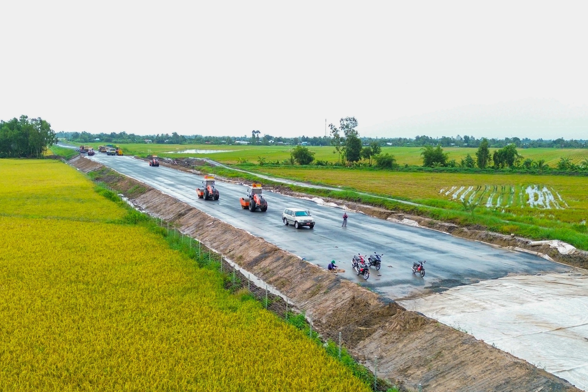 Hàng nghìn công nhân đội mưa chạy đua hoàn thành 110km cao tốc ở miền Tây - 1 Hàng nghìn công nhân đội mưa chạy đua hoàn thành 110km cao tốc ở miền Tây - 1