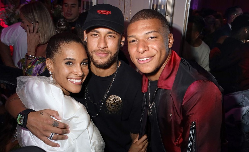 Kylian Mbappe tiệc tùng tưng bừng bên chân dài nóng bỏng - 4 Kylian Mbappe tiệc tùng tưng bừng bên chân dài nóng bỏng - 4