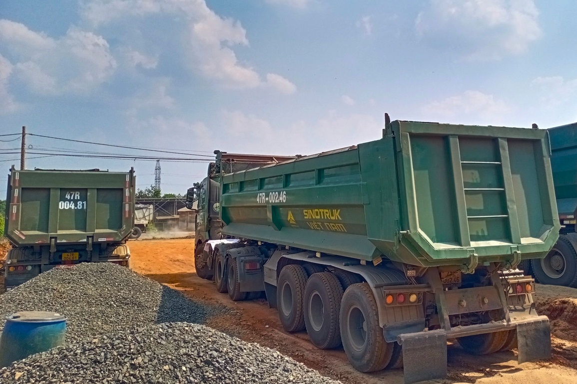 Vụ xe quá tải hành quốc lộ: Hé lộ bãi tập kết cát trái quy định - 3 Vụ xe quá tải hành quốc lộ: Hé lộ bãi tập kết cát trái quy định - 3