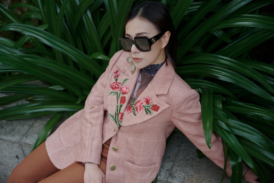 Phương Oanh “Quỳnh búp bê” ngày càng sang chảnh, dát đầy hàng hiệu - 20 Phương Oanh “Quỳnh búp bê” ngày càng sang chảnh, dát đầy hàng hiệu - 20