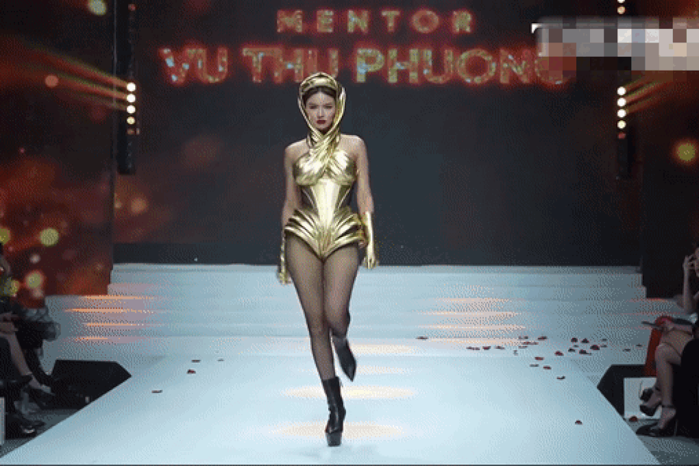 Vũ Thu Phương gây tranh cãi với màn catwalk mổ cò - 1 Vũ Thu Phương gây tranh cãi với màn catwalk mổ cò - 1