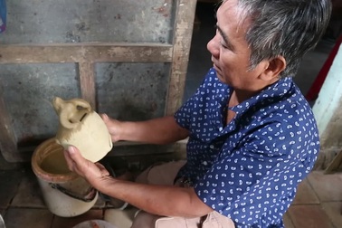 Về làng gốm xem nghệ nhân nặn tượng trâu đất