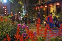 Người người đi chùa lễ Phật, xin lộc đầu năm