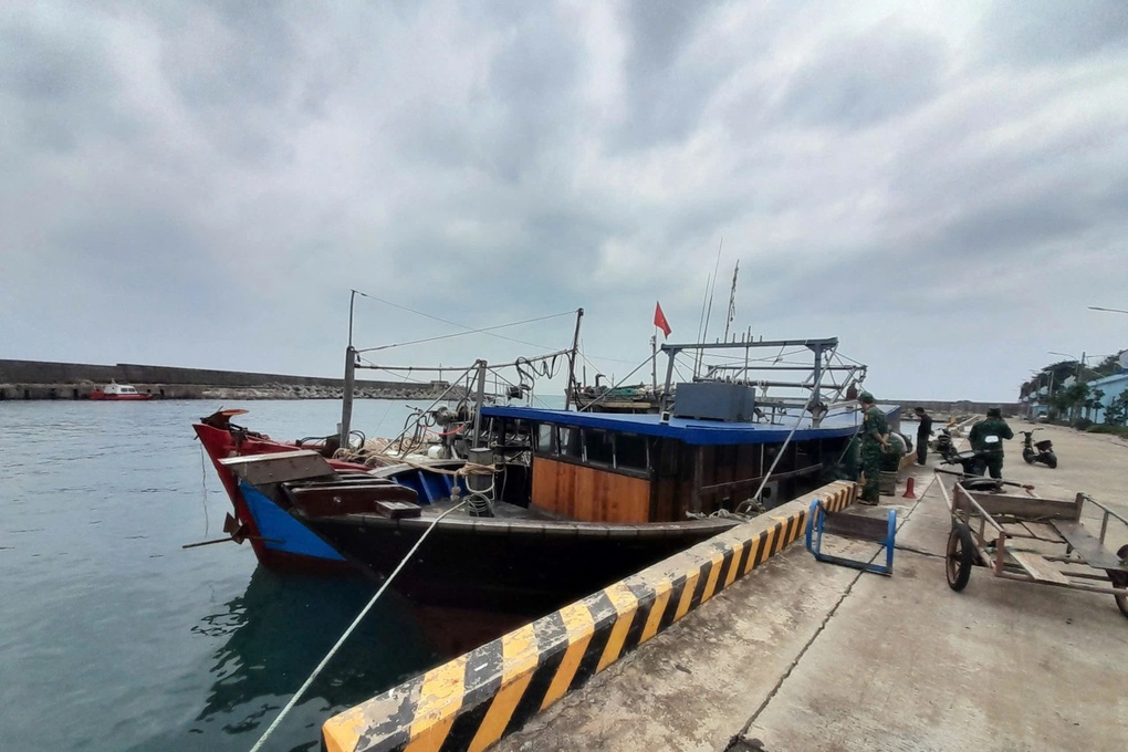 Tàu gỗ không người có chữ nước ngoài trôi dạt gần đảo Cồn Cỏ - 1 Tàu gỗ không người có chữ nước ngoài trôi dạt gần đảo Cồn Cỏ - 1