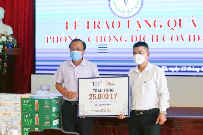 Tiến sĩ Mai Văn Mười - Phó Giám đốc Sở Y tế Quảng Nam (bên trái) tiếp nhận 25.000 ly sữa, nước trái cây của Tập đoàn TH trao tặng.