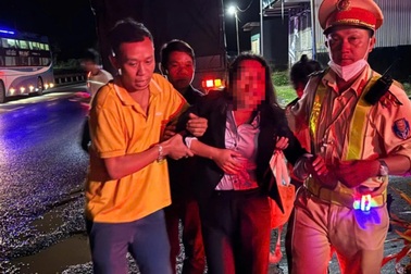 Nhận cầu cứu từ tài xế, CSGT vội dùng xe đặc chủng chở người đi viện